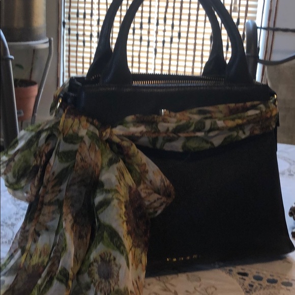 Tahari Other - Used hands bag by Tahiti